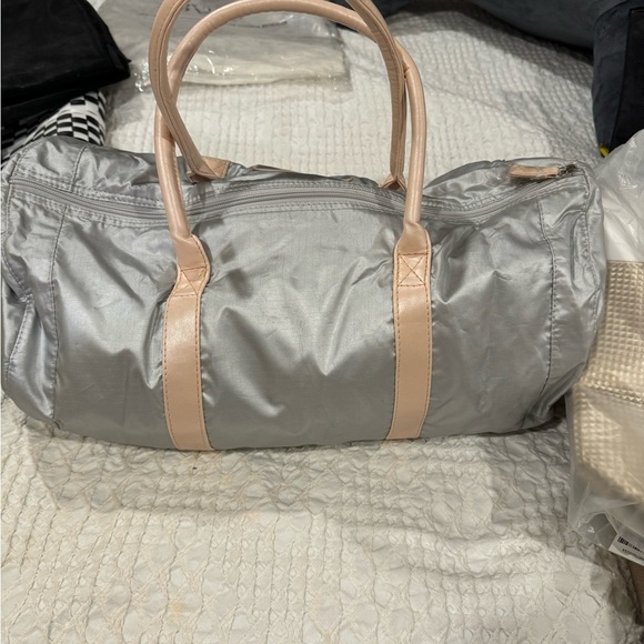 Handy Guess overnight bag pink, and gray - Picture 2 of 6